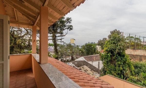 CASA DESOCUPADA E SEMI MOBILIADA, COM SUÍTE MASTER, SACADA, VISTA PANORÂMICA, EM AMPLO TERRENO NO SANTA TEREZA