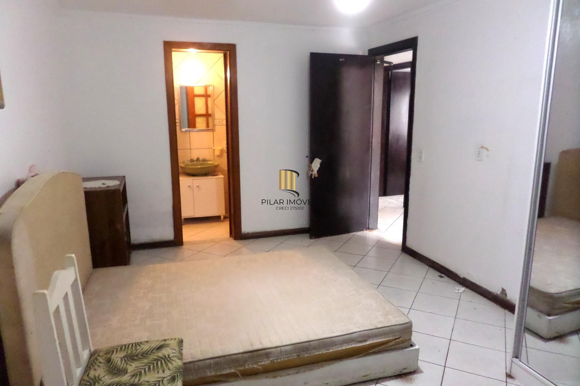 Casa no bairro Ipanema de 3 dormitórios e 2 vagas