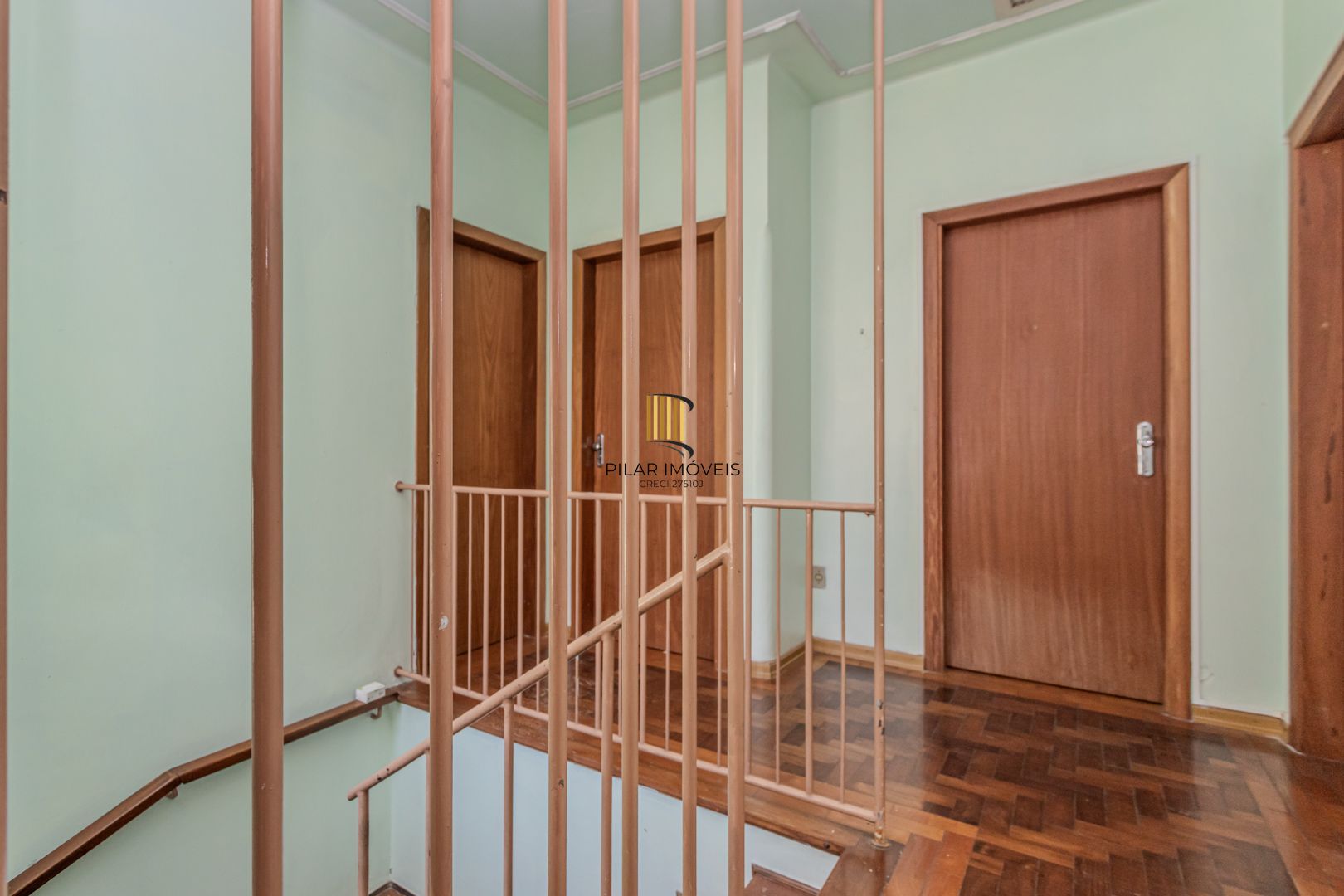 Casa sobrado no Partenon com 5 dormitórios e 4 vagas