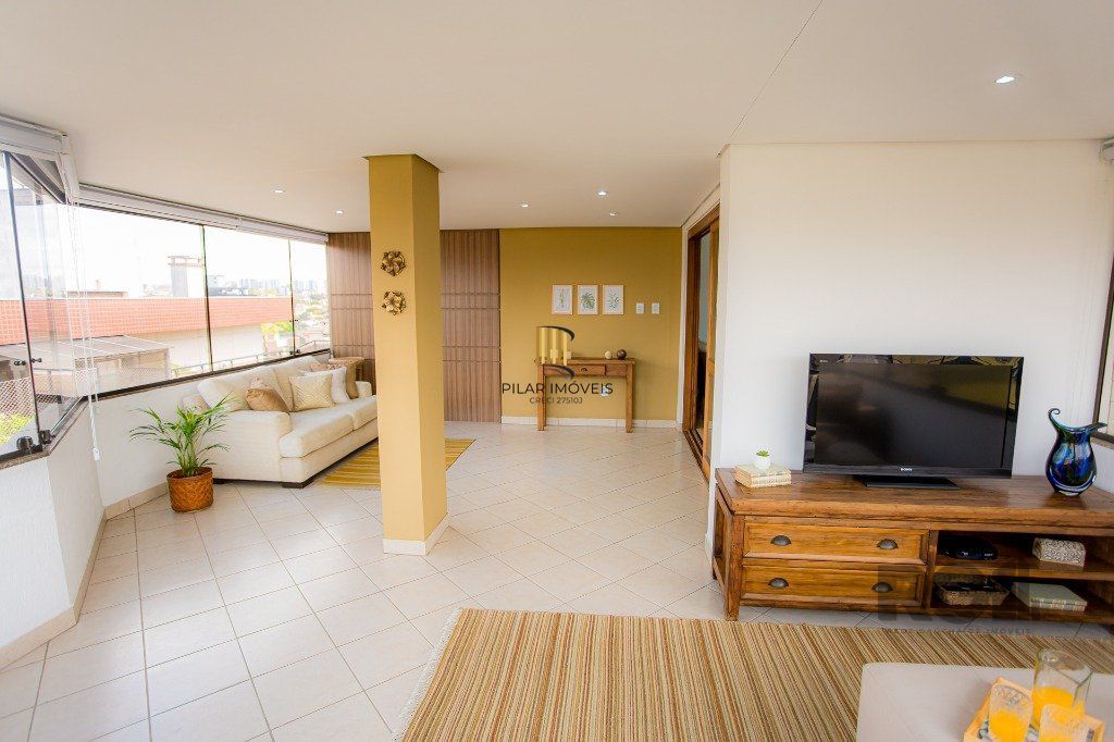 Cobertura no Jardim Planalto, de 3 dormitórios e 2 vagas com 260m²