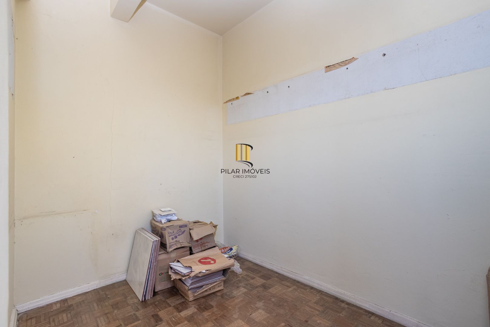 Apartamento no Petrópolis de 2 dormitórios dependência e vaga desocupado