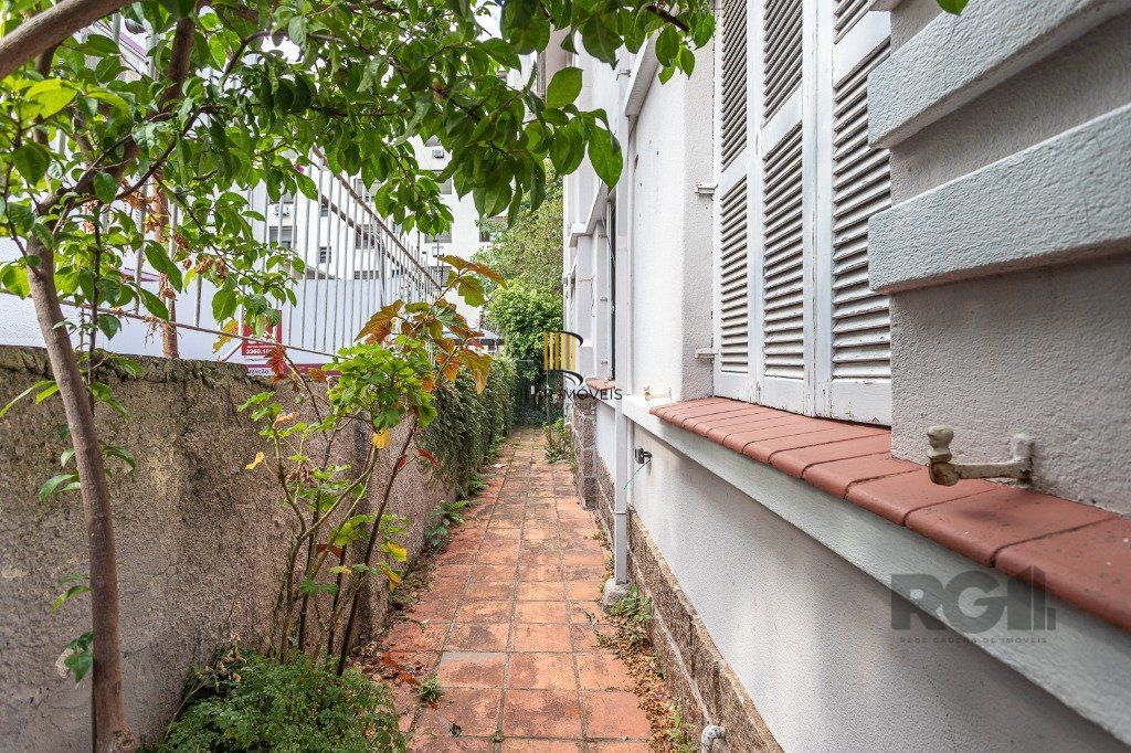 Casa Espaçosa de 3 Dormitórios à Venda no Bairro Moinhos De Vento!