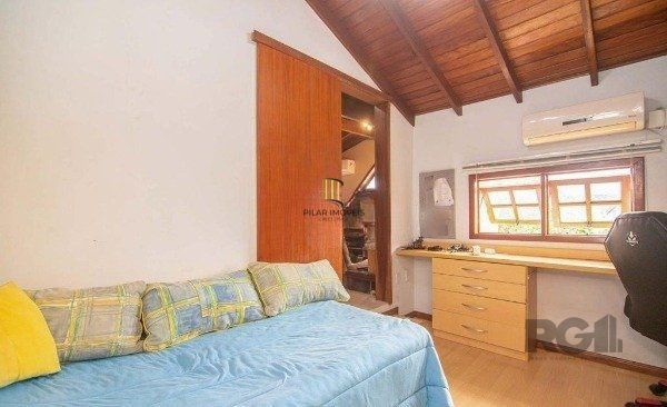 Casa no bairro Camaquã de 4 dormitórios e 2 vagas