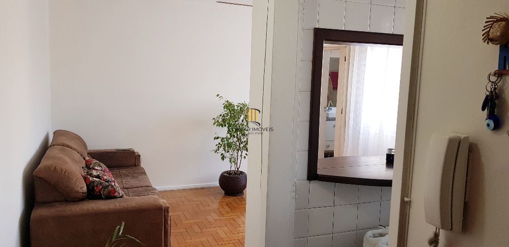Apartamento no Petrópolis de 2 dormitórios e dependência