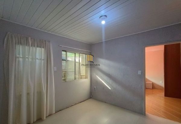 Casa no bairro Jardim do Salso com 2 dormitórios e 4 vagas