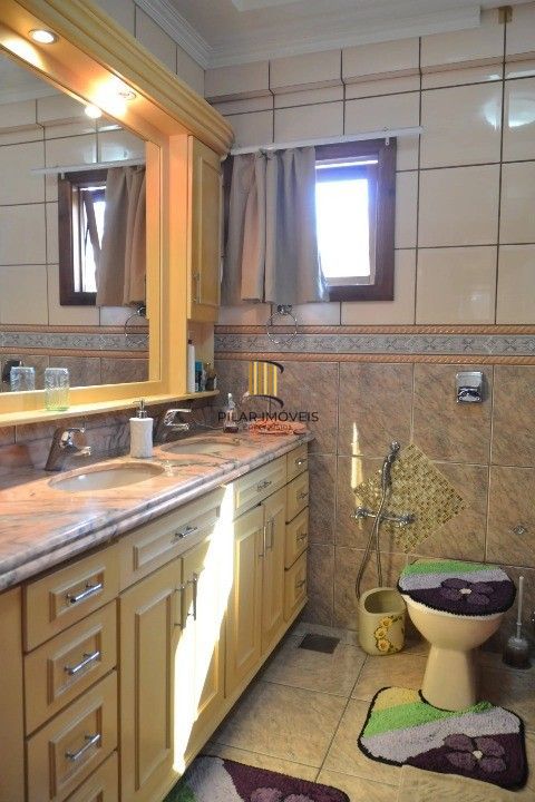 Casa Comercial e Residencial com 518m² (4 quartos / 5 banheiros / 3 vagas garagem) no Bairro Partenon localizada à meia quadra da Av. Bento Gonçalves.