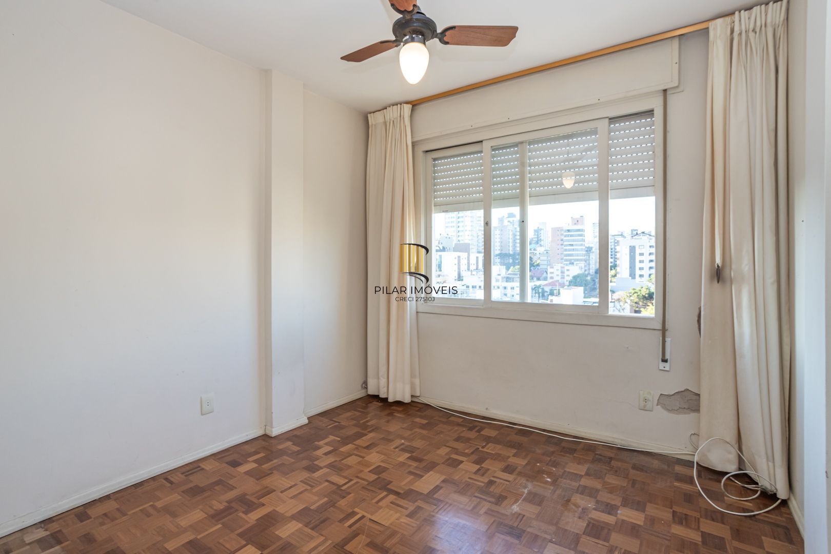 Apartamento no Petrópolis de 2 dormitórios dependência e vaga desocupado