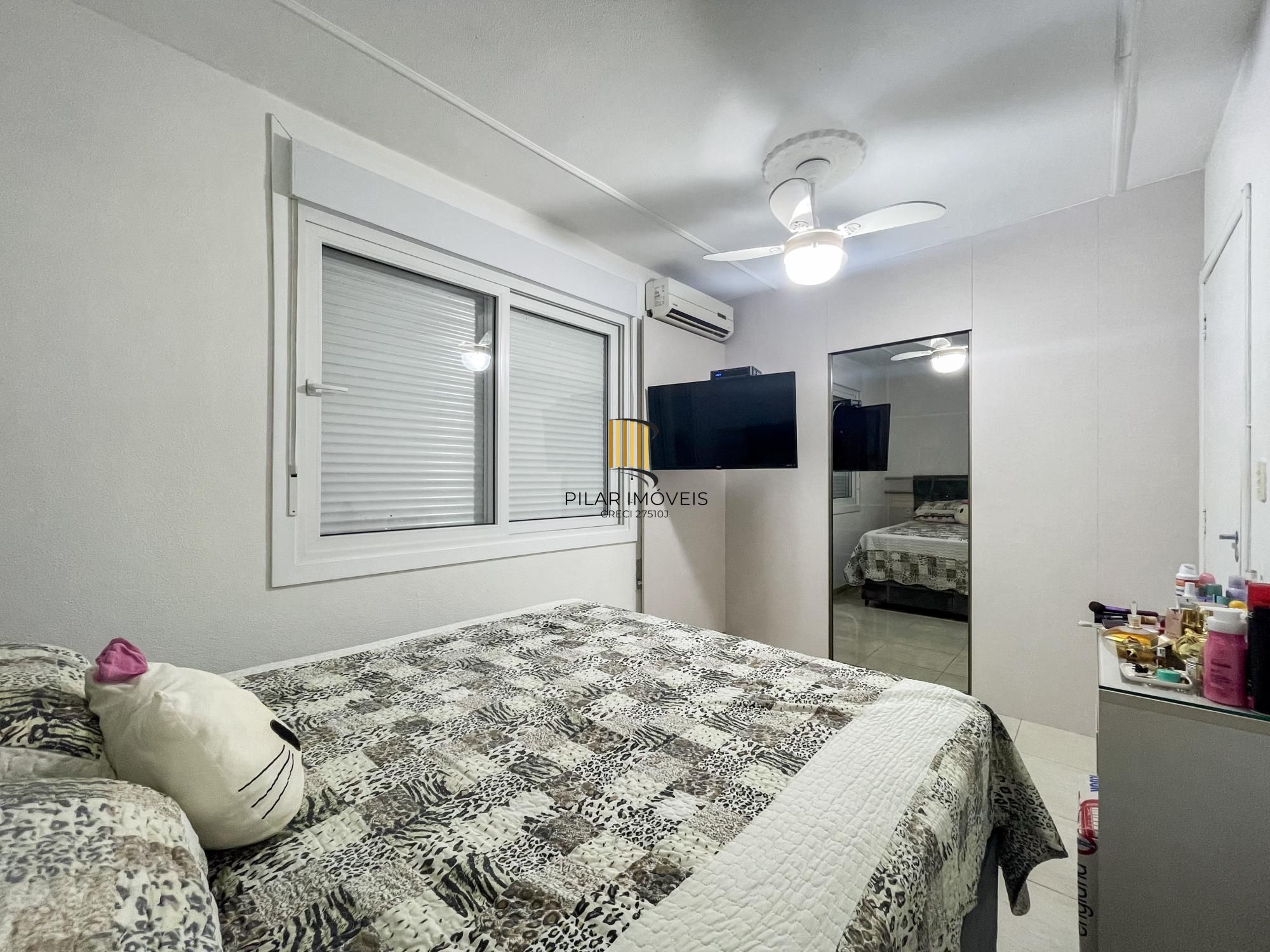 Apartamento no bairro Cristal de 2 dormitórios e vaga