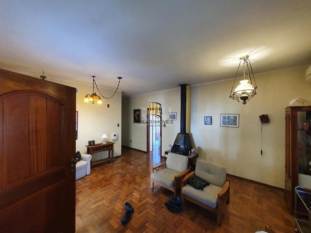Casa para Venda - 250m², 4 dormitórios, sendo 1 suites, 4 vagas - Centro