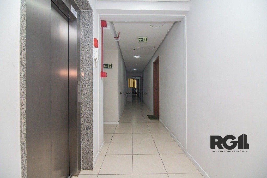 Apartamento no Urbano Menino Deus de 1 dormitório vaga e pátio