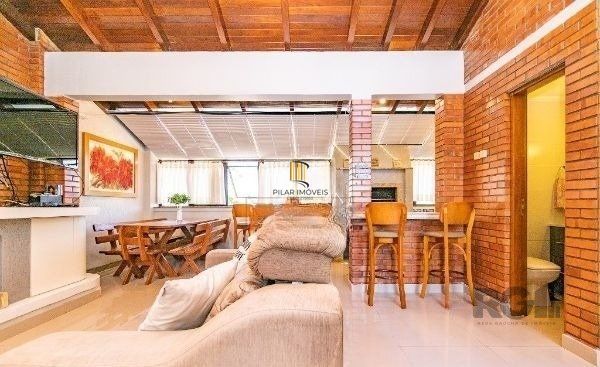 Casa sobrado no Cristal de 3 dormitórios e 3 vagas