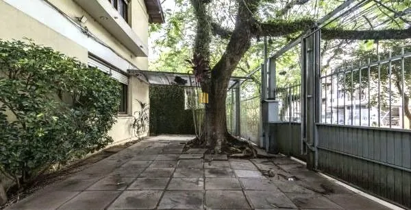 Casa sobrado no bairro Auxiliadora de 5 dormitórios e 4 vagas