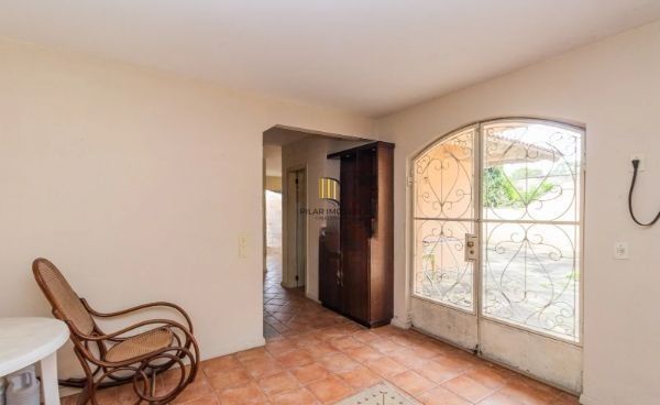 CASA DESOCUPADA E SEMI MOBILIADA, COM SUÍTE MASTER, SACADA, VISTA PANORÂMICA, EM AMPLO TERRENO NO SANTA TEREZA