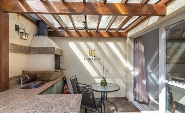 Sobrado condomínio no bairro Teresópolis de 4 dormitórios 2 vagas e infra