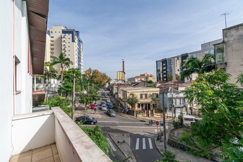 Sobrado no Moinhos de Vento de 4 dormitórios e 4 vagas