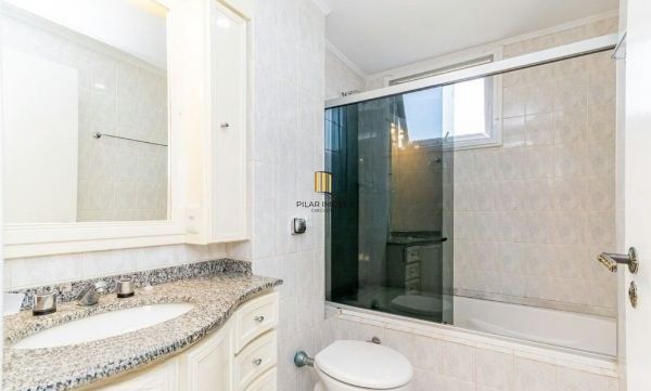 Apartamento no Passo D'areia de 2 dormitórios e 2 vagas DESOCUPADO