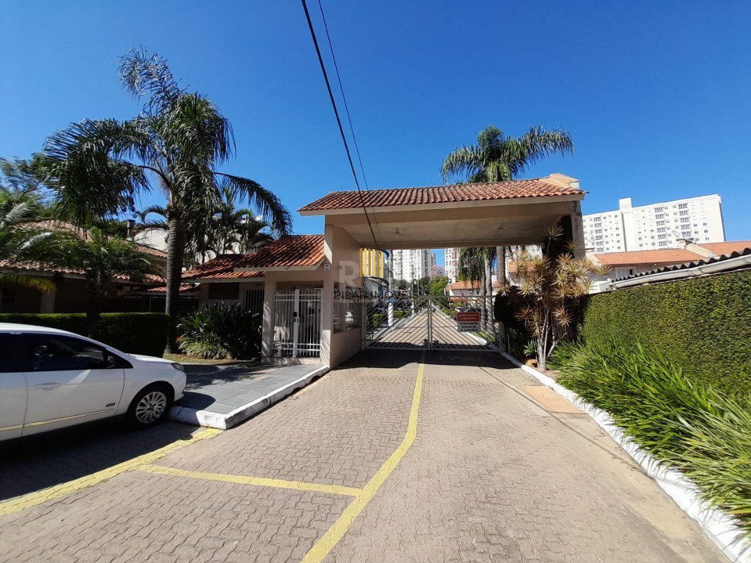 Casa sobrado em condomínio fechado na Vila Nova de 3 dormitórios e 2 vagas