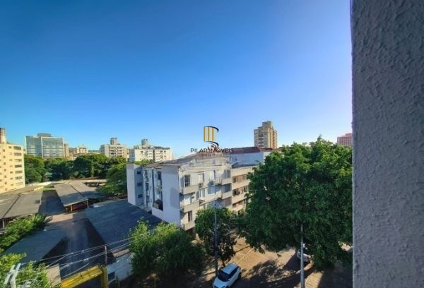 Apartamento de 2 dormitórios com dependência e vaga no bairro Santana