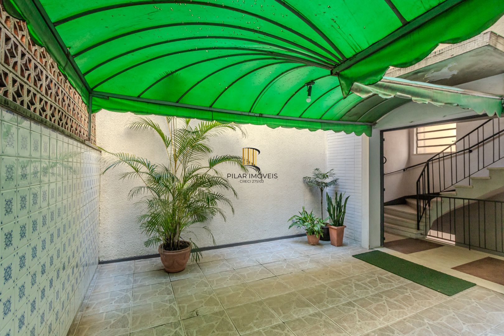 apto garden. no bairro Petrópolis,  com lindo pátio privativo. todo reformado.