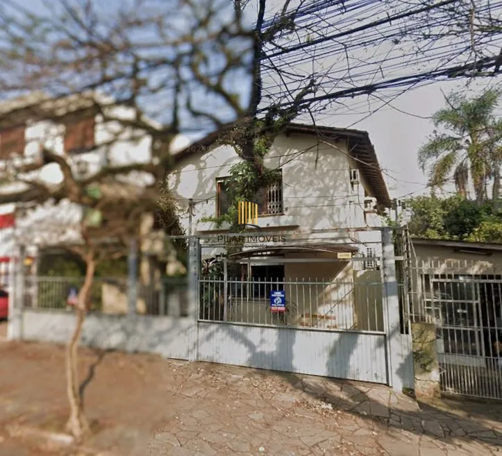 Casa sobrado no bairro Auxiliadora de 5 dormitórios e 4 vagas
