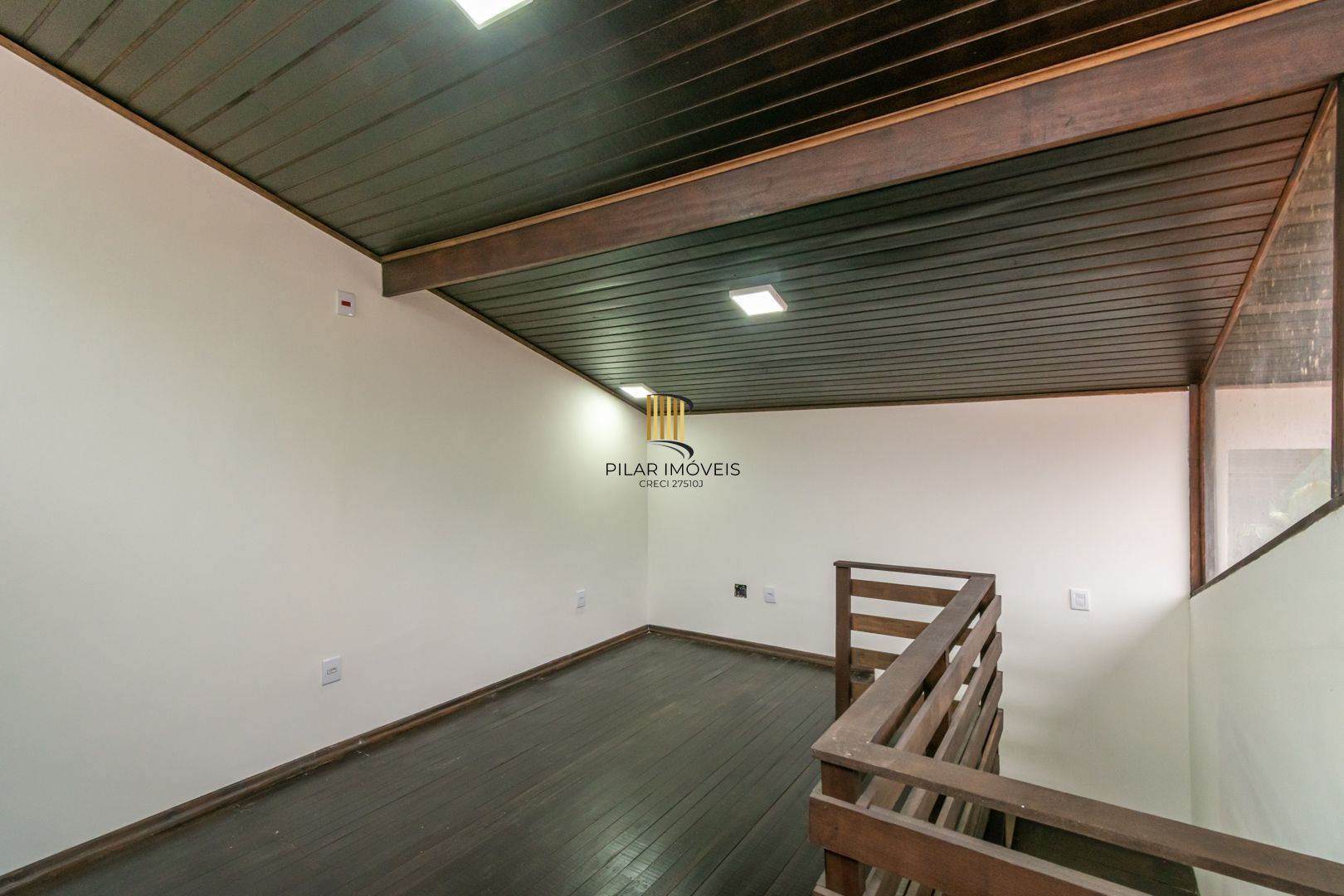 Casa sobrado no bairro Cristal de 3 dormitórios e 3 vagas