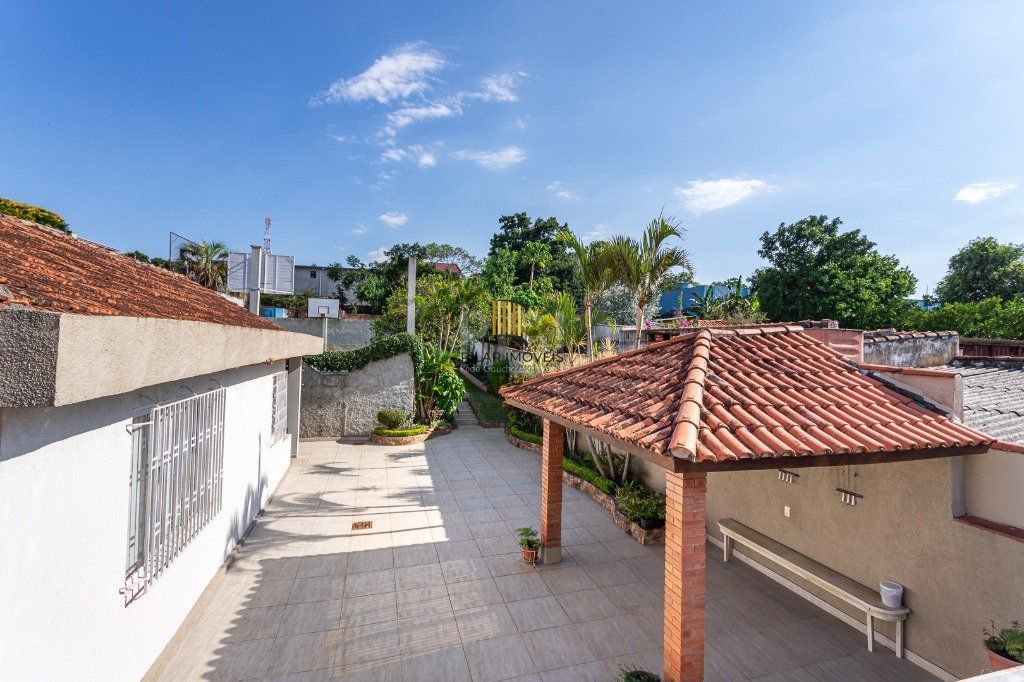 Casa sobrado no Partenon de 3 dormitórios e amplo pátio