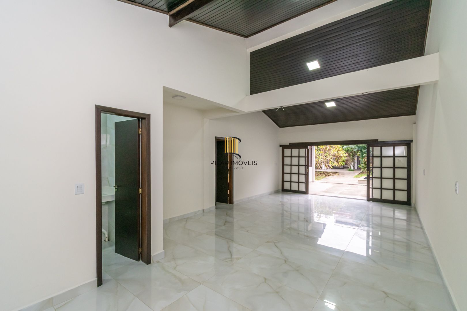 Casa sobrado no bairro Cristal de 3 dormitórios e 3 vagas
