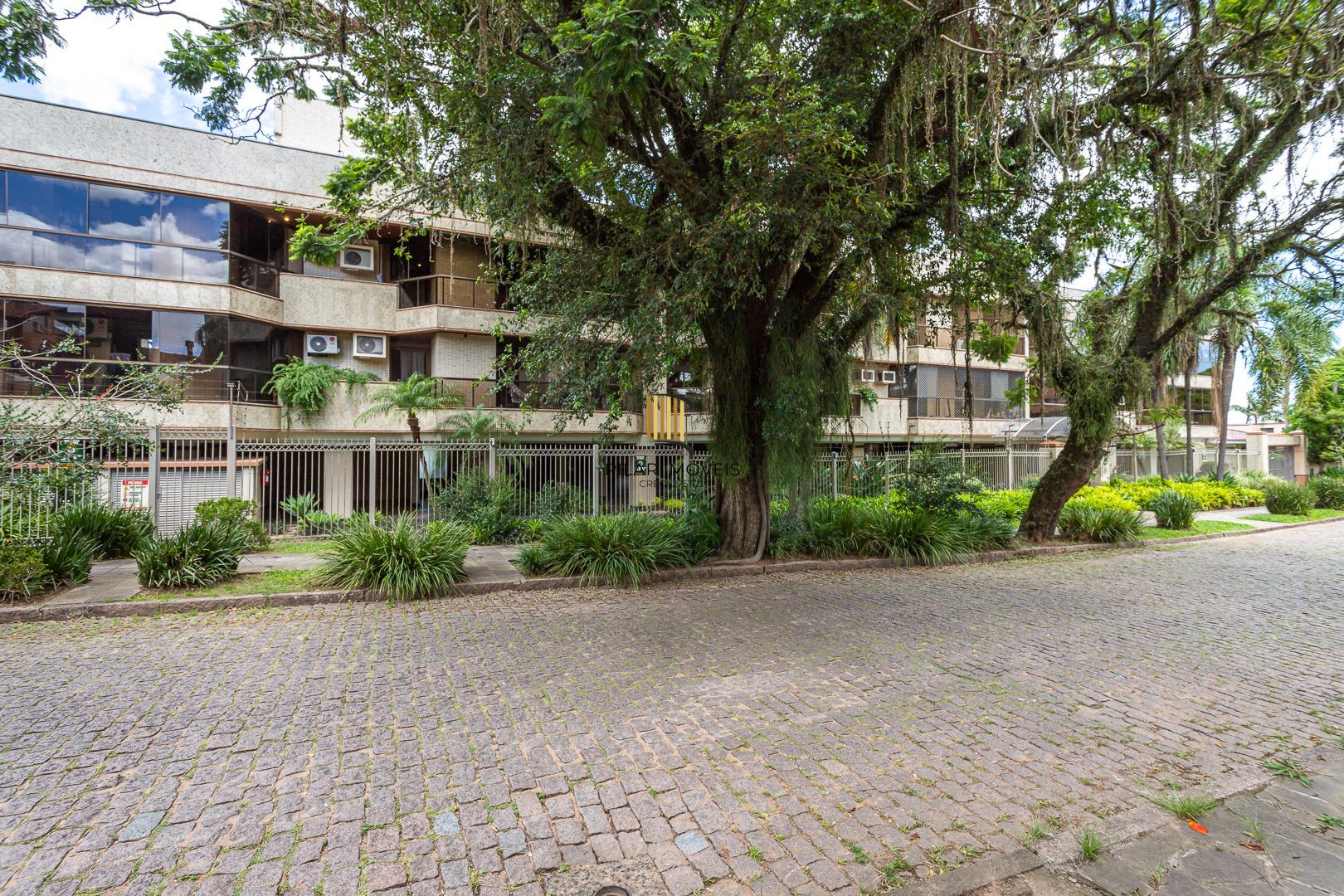 COBERTURA MOBILIADA COM VISTA PARA O GUAÍBA