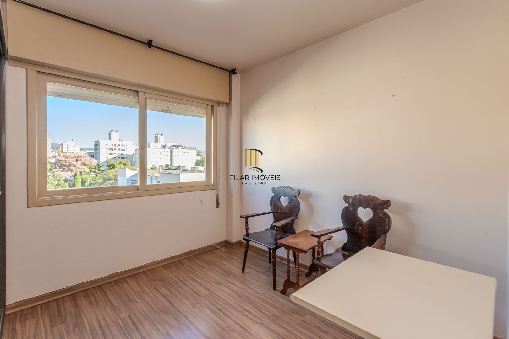 Apartamento de 2 dormitórios com dependência e vaga no bairro Santana DESOCUPADO