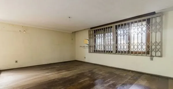 Casa sobrado no bairro Auxiliadora de 5 dormitórios e 4 vagas