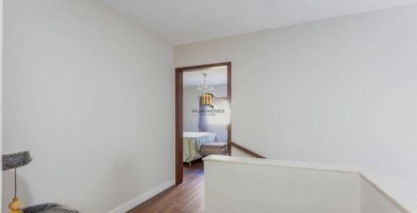 Sobrado no Menino Deus de 3 dormitórios e vaga