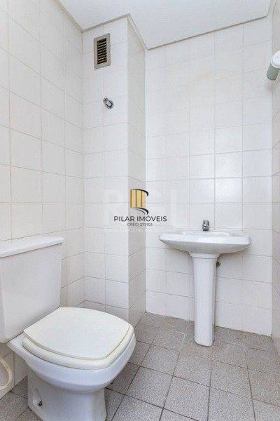 Sala comercial na Av Carlos Gomes com sacada