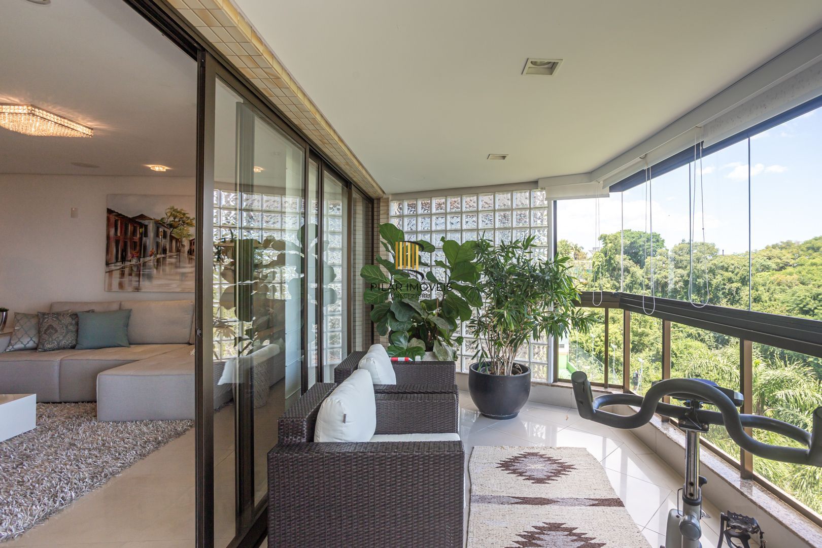 COBERTURA MOBILIADA COM VISTA PARA O GUAÍBA