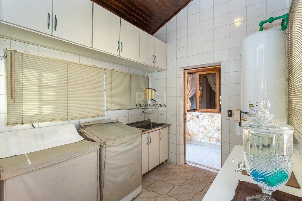 Casa sobrado no Partenon de 3 dormitórios e amplo pátio