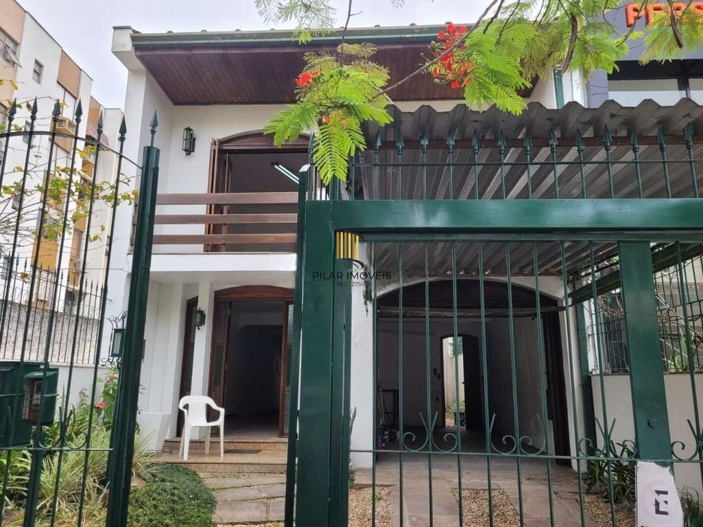 Casa 5 dormitórios no bairro Petrópolis