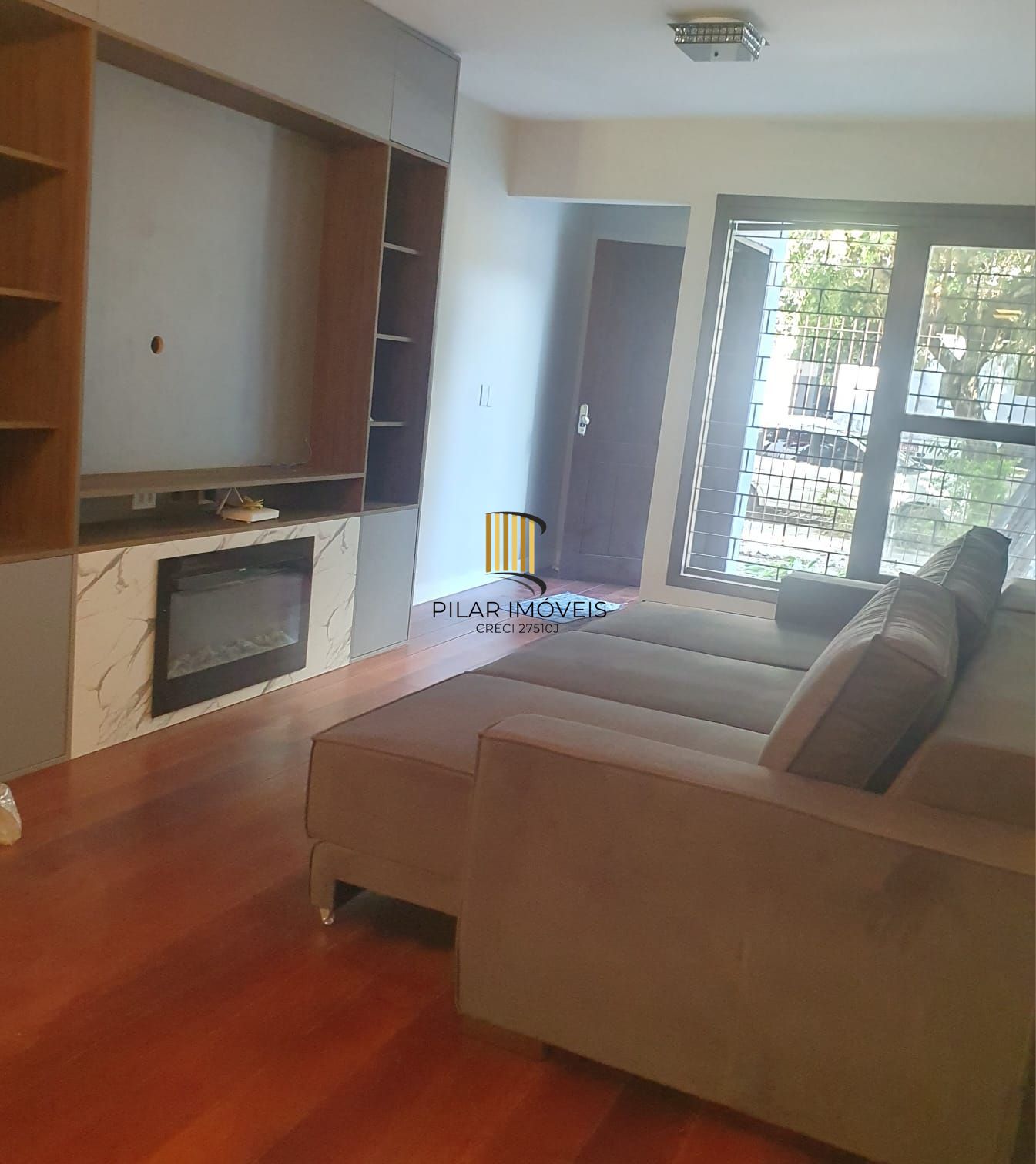 Sobrado no Menino Deus de 3 dormitórios e vaga