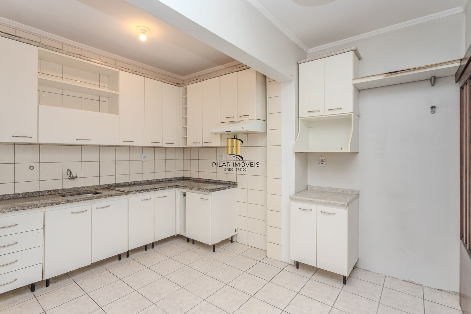 Apartamento no Centro de 2 dormitórios DESOCUPADO