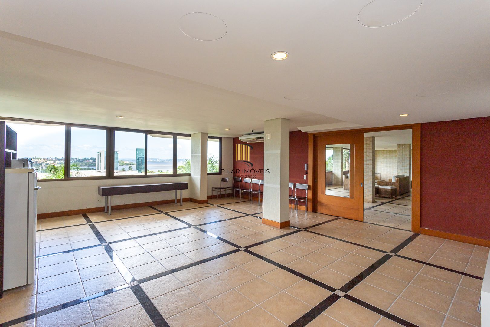 COBERTURA MOBILIADA COM VISTA PARA O GUAÍBA