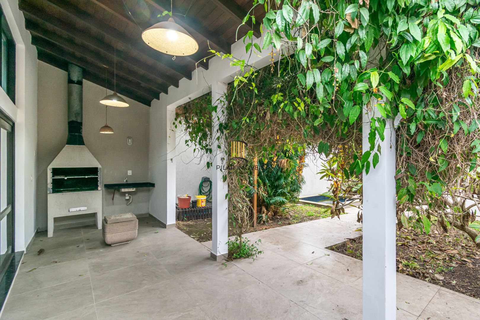 Casa sobrado no bairro Cristal de 3 dormitórios e 3 vagas