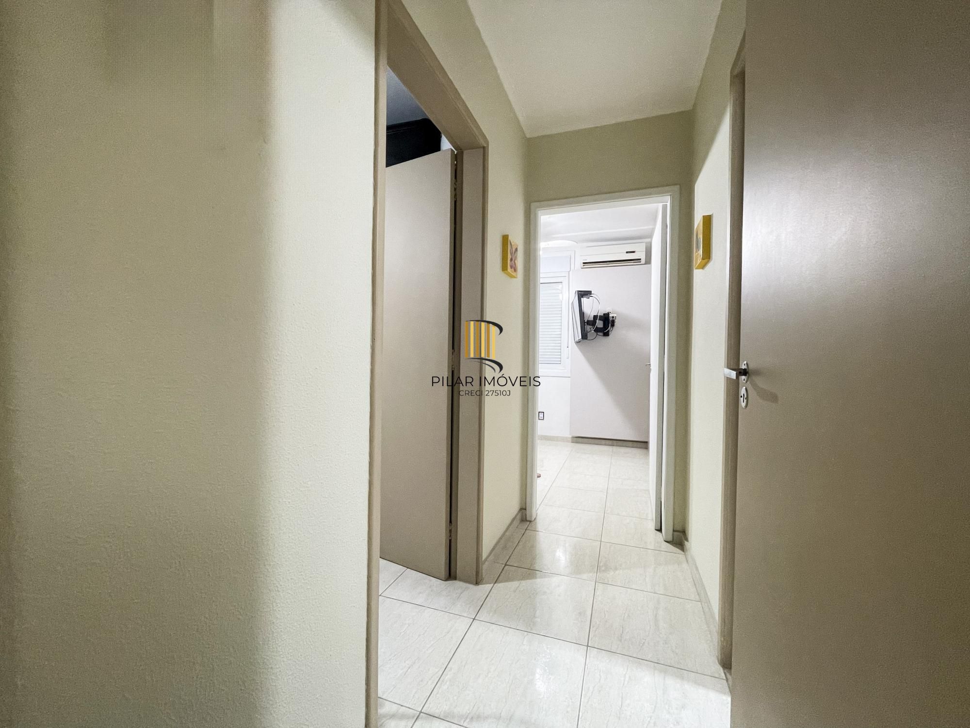 Apartamento no bairro Cristal de 2 dormitórios e vaga