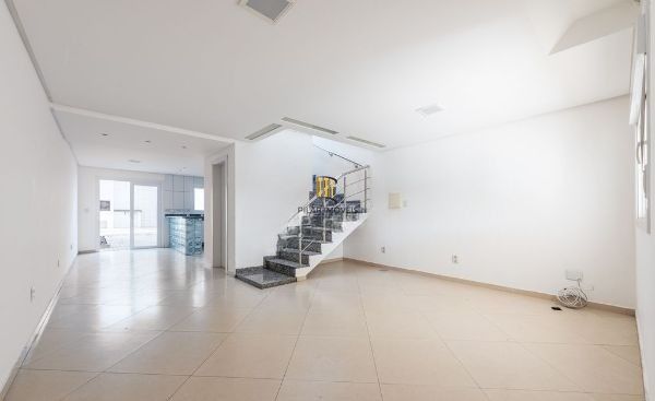 Casa sobrado no bairro Vila Ipiranga de 3 dormitórios e 2 vagas