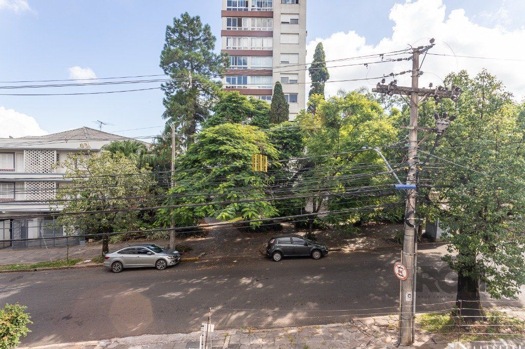 Casa Espaçosa de 3 Dormitórios à Venda no Bairro Moinhos De Vento!