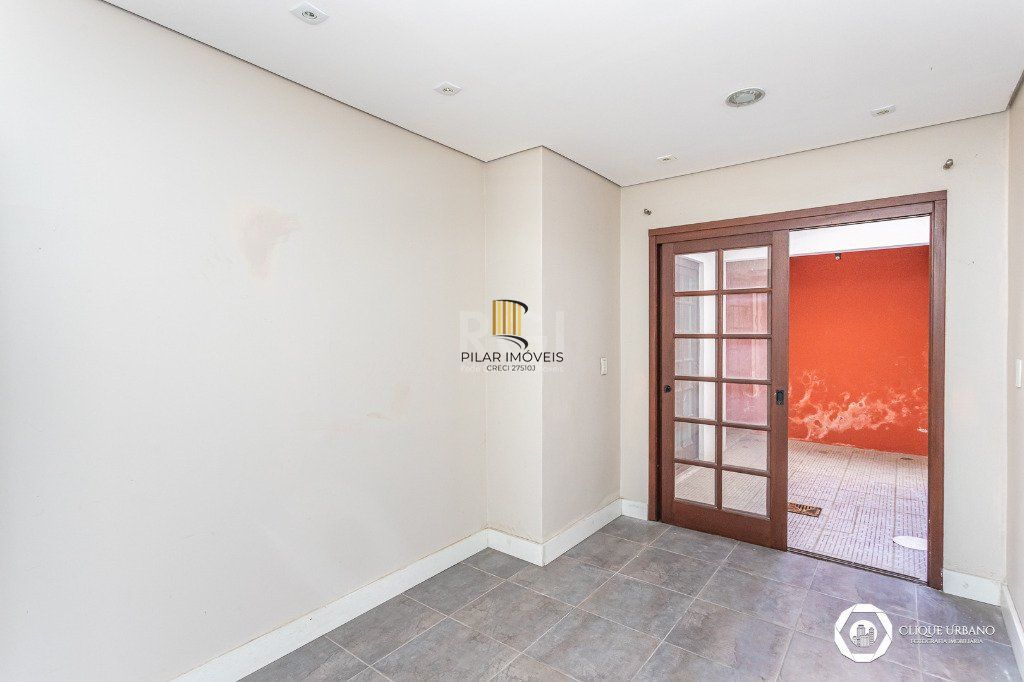 Casa para Venda - 330m², 4 dormitórios, sendo 3 suites, 2 vagas - Petrópolis