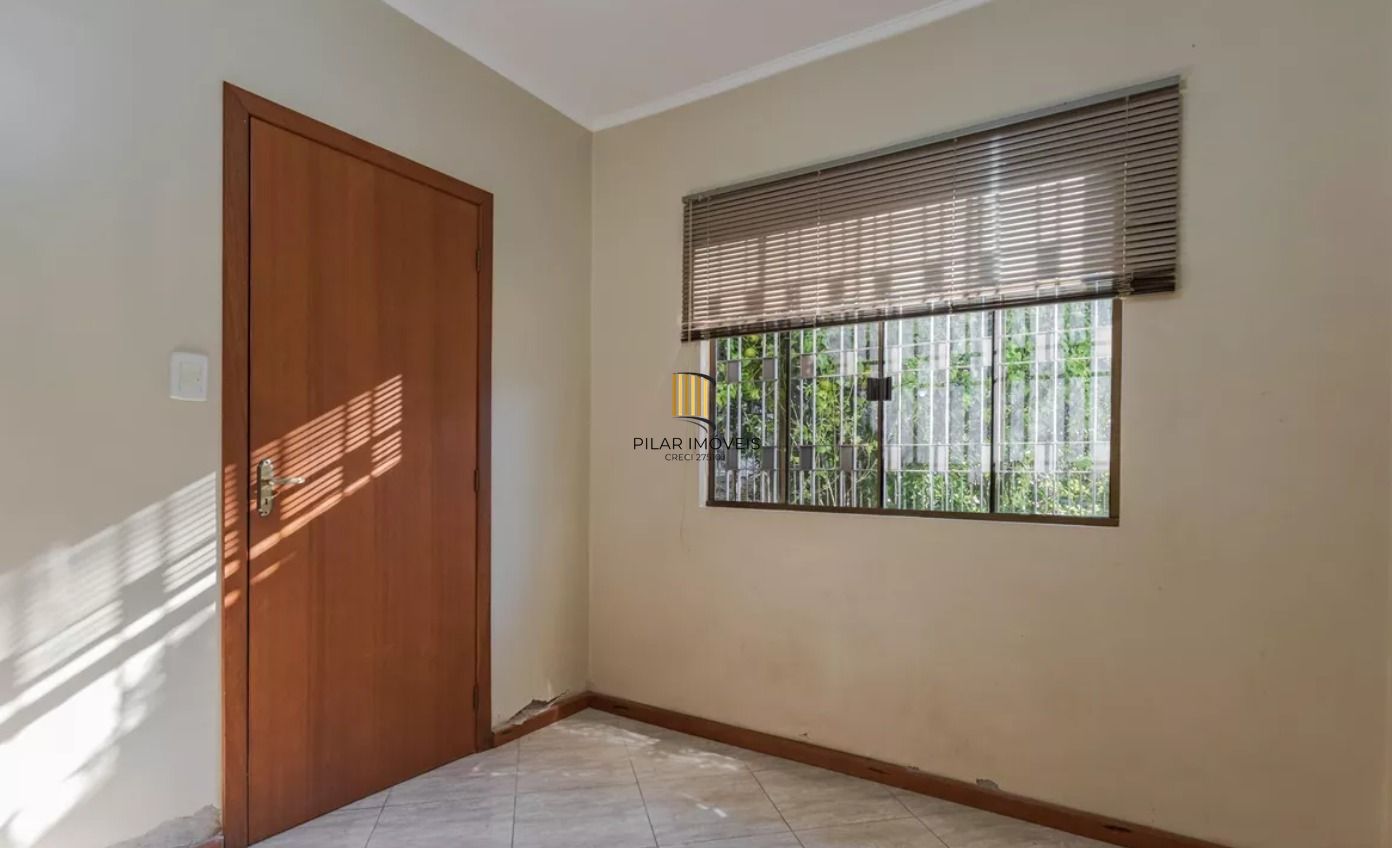 Casa no bairro Jardim Sabará de 4 dormitórios e 3 vagas DESOCUPADA