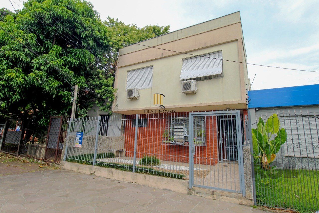 Apartamento no Petrópolis de 2 dormitórios e dependência