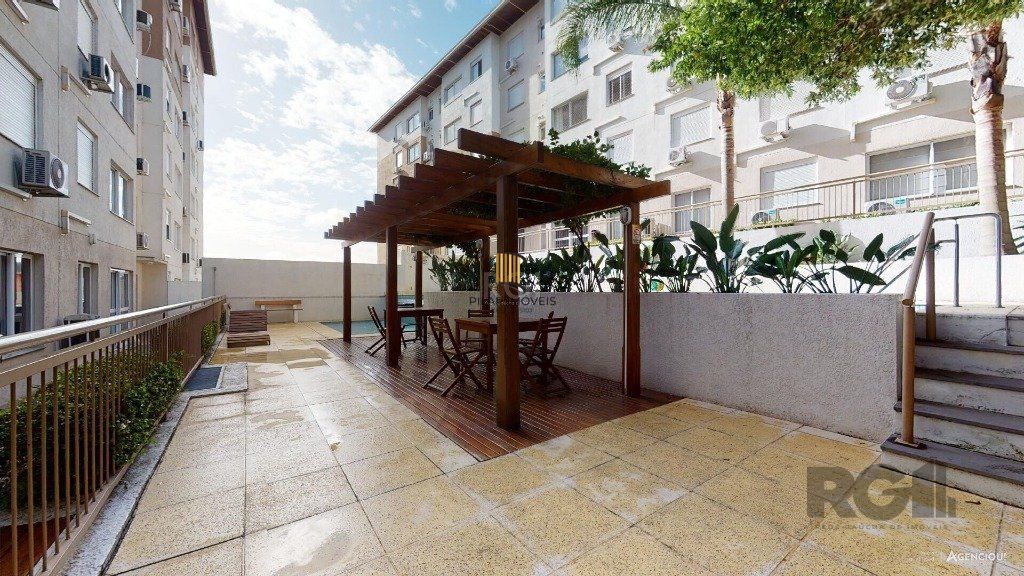 Apartamento no Urbano Menino Deus de 1 dormitório vaga e pátio