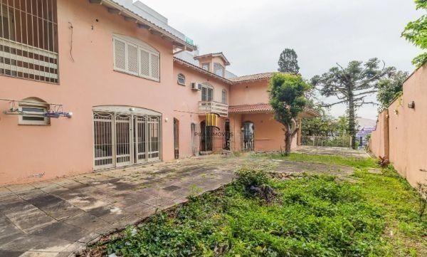 CASA DESOCUPADA E SEMI MOBILIADA, COM SUÍTE MASTER, SACADA, VISTA PANORÂMICA, EM AMPLO TERRENO NO SANTA TEREZA