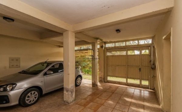 CASA DESOCUPADA E SEMI MOBILIADA, COM SUÍTE MASTER, SACADA, VISTA PANORÂMICA, EM AMPLO TERRENO NO SANTA TEREZA