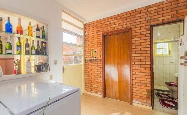 Casa sobrado na Lomba do Pinheiro com 4 dormitórios e 2 vagas