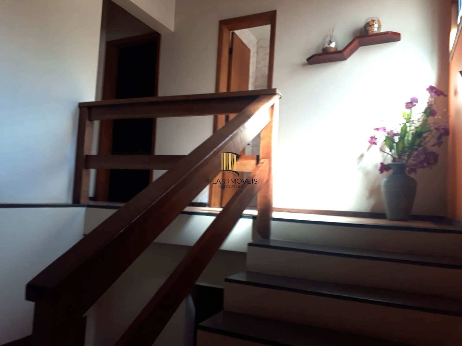 Casa sobrado no bairro Auxiliadora de 3 dormitórios e 3 vagas